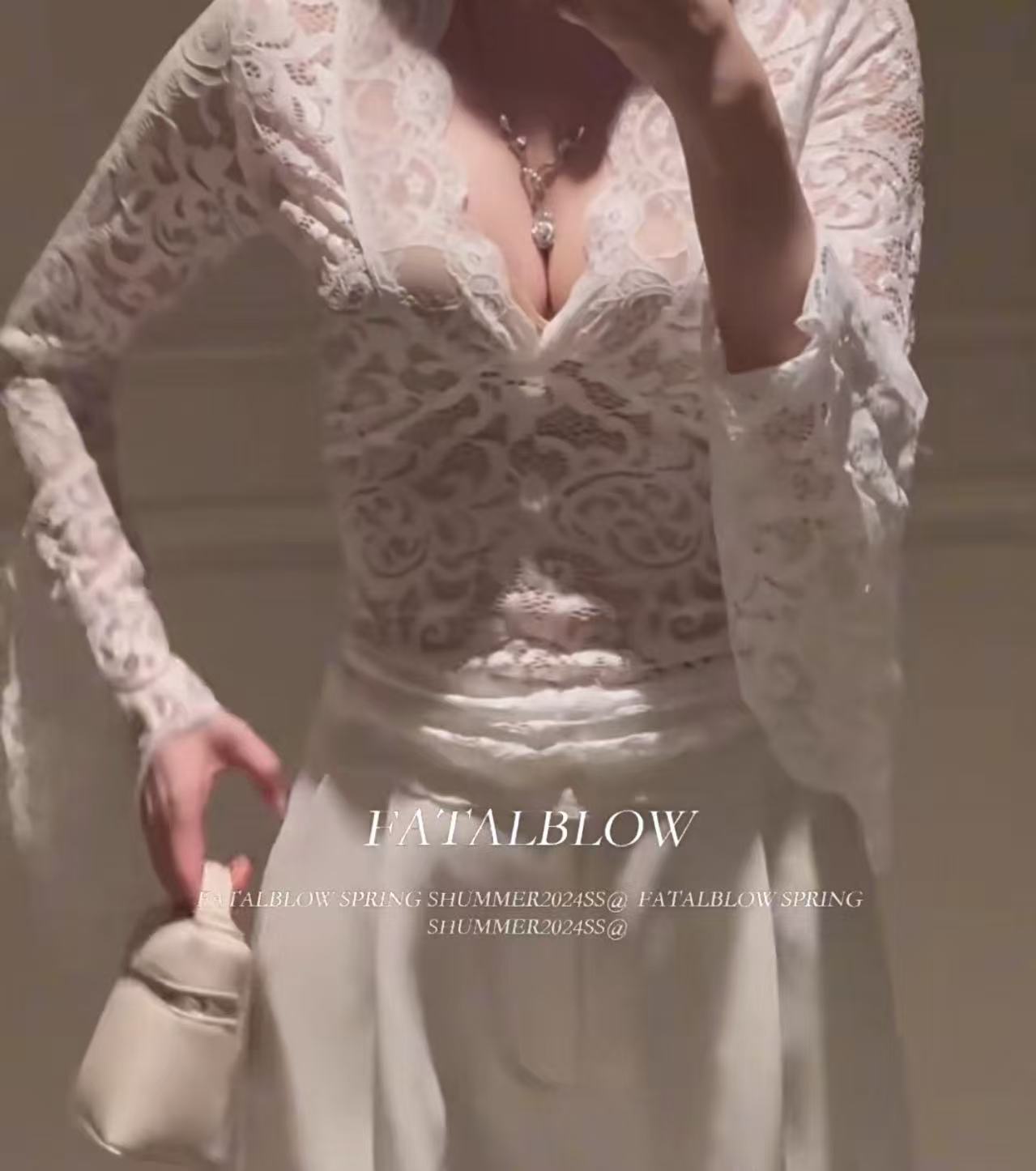 Beyaz dantel V yaka uzun kollu tişört kadın 2025 yeni yaz slim fit, alt katmanlı içi boş iç çamaşırı, kloş kollu üst